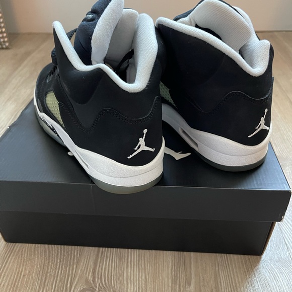 Air Jordan 5 - Oreos. Size 7 in youth. - Picture 2 of 8